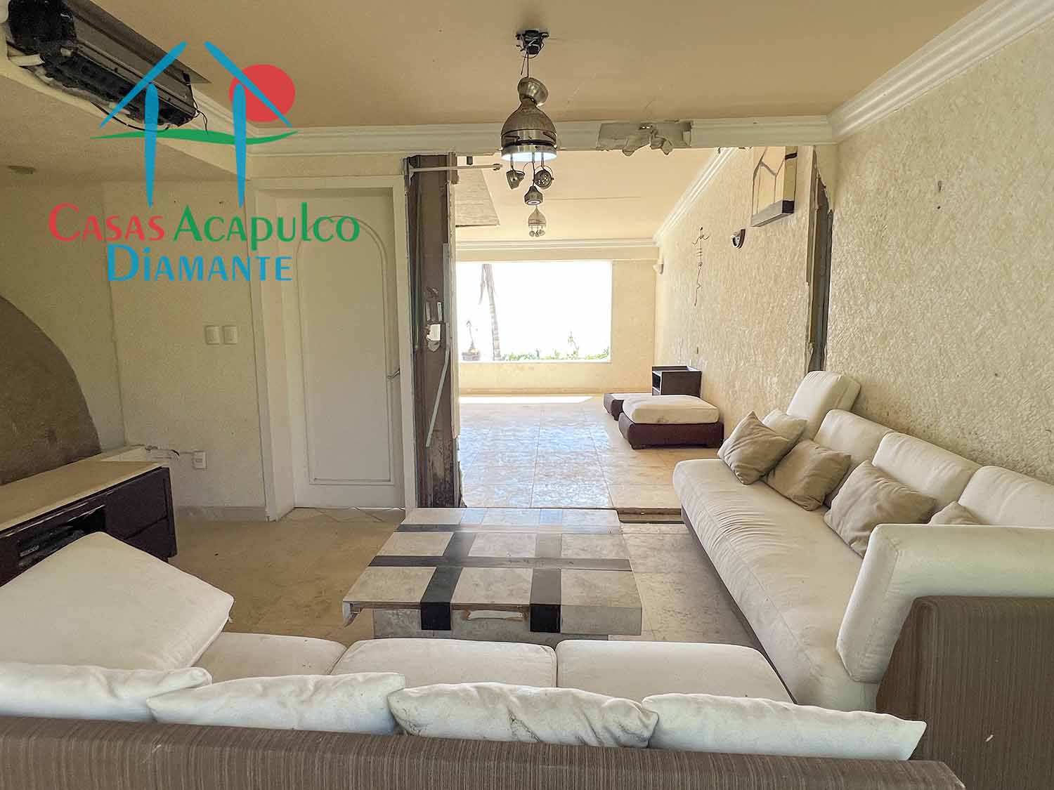 Casa Capadijos - Sala de televisión después de Otis 2